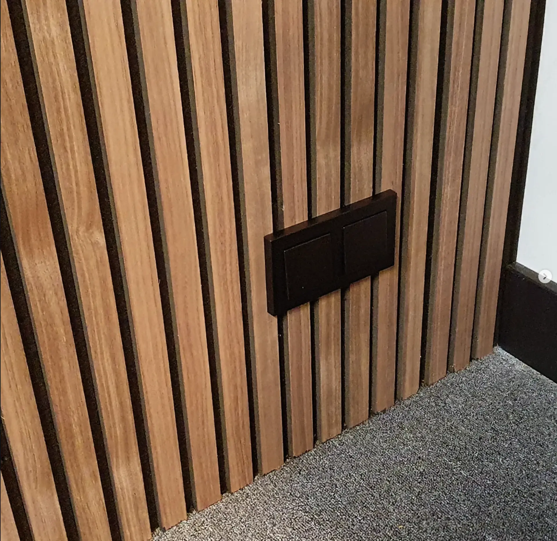 Zwart schakelmateriaal op een houten lattenwand