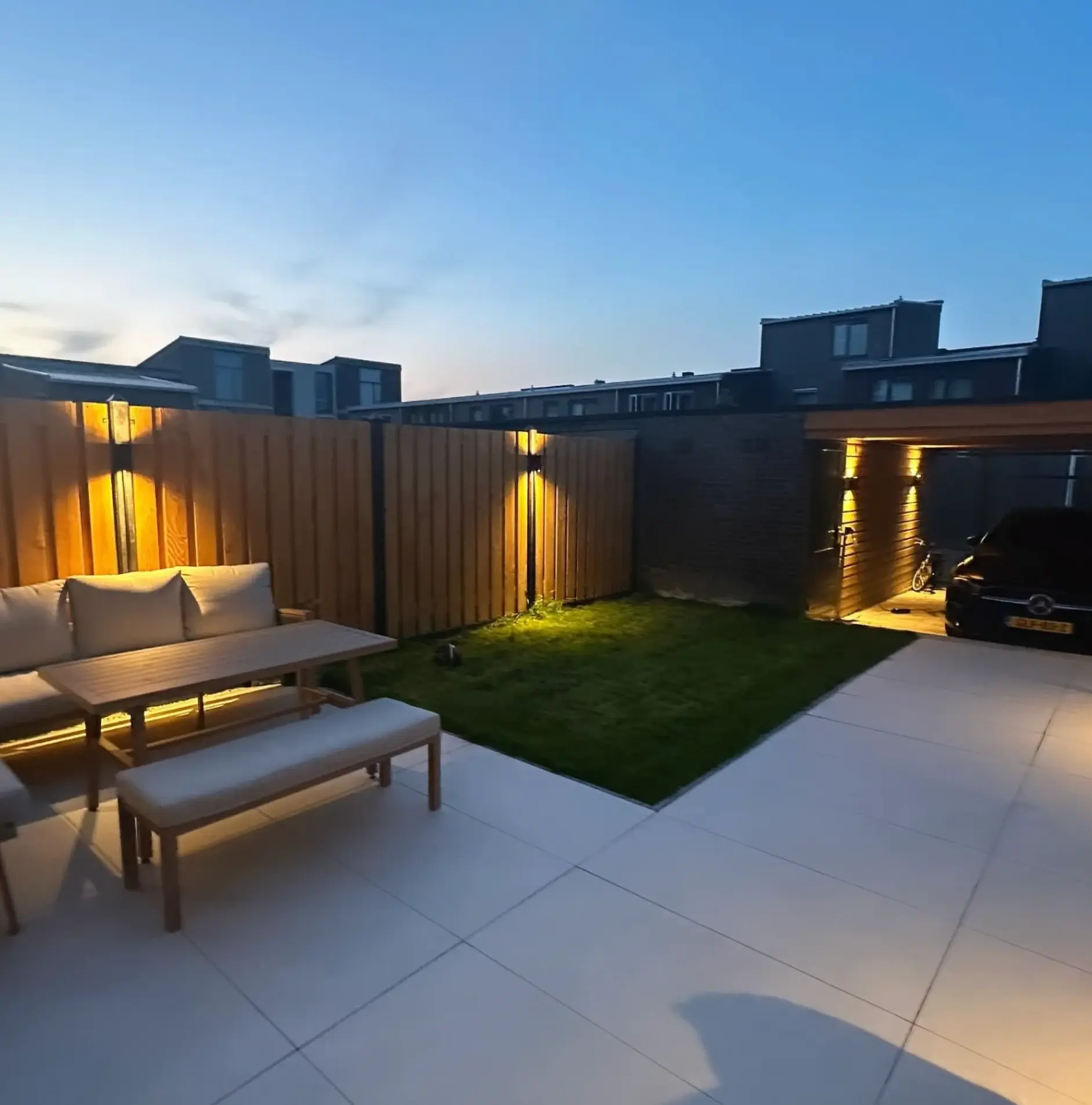 Buitenverlichting in tuin geïnstalleerd